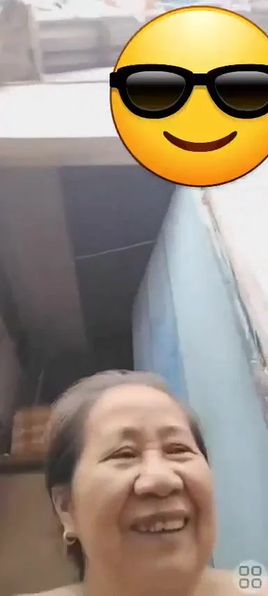cu-ba-u70-chat-se-khoe-lon-voi-chau-trai-kem-40-tuoi
