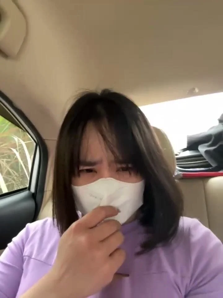 may-squirt-1822025-public-2-em-show-tren-oto-va-ngoai-cong-cong-du-xich-du-tu-re