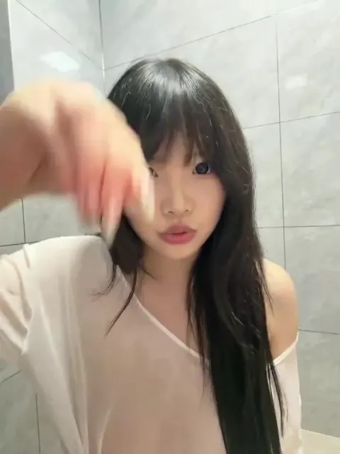Em rau nhân viên về nhà thủ dâm cho sếp xem vú to lồn múp dâm