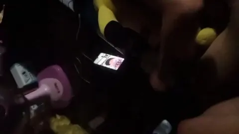 Chồng gọi video thì bảo đang ngủ nhưng thực ra có thằng khác đang đụ ở sau đít.