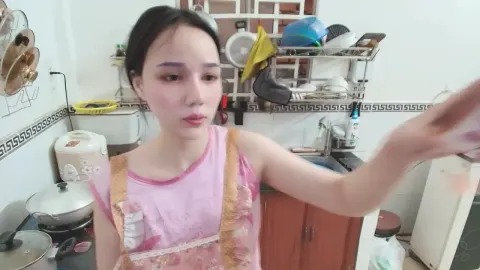 Em gái đang nấu ăn nứng lồn quá live thủ dâm cho sướng lồn